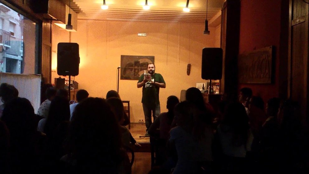 César Ulla recitando en Cafetería Ítaca
