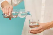 Agua embotellada (Freepik)